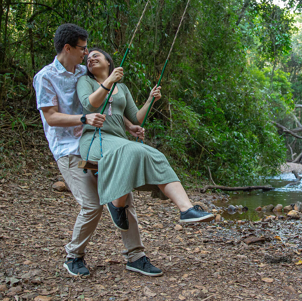 Artur e Kamila trocando olhares